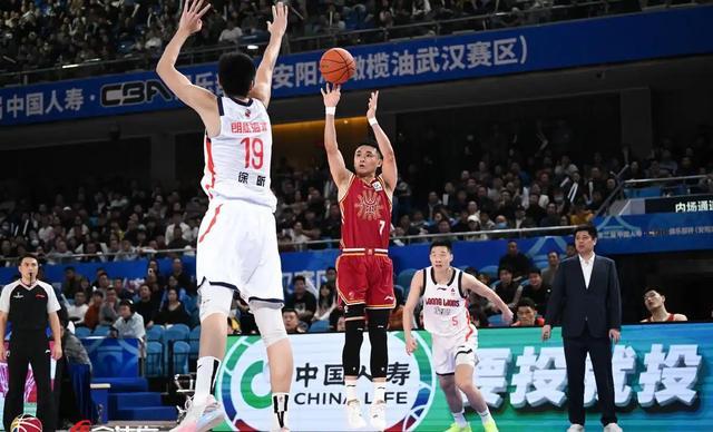 开云体育官方入口-CBA八强夜爆冷？北京赛季三杀广东，上海轻取山东